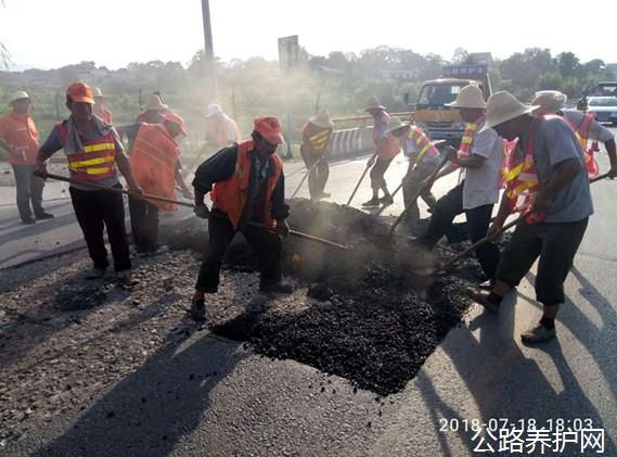 陕西：眉县公路段积极开展雨后路面病害修复工作